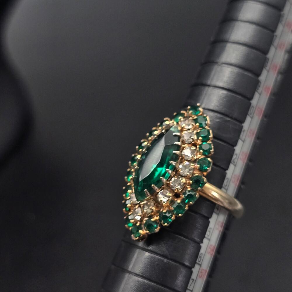 Vintage Green Rhinestone Cocktail Ring Gold Tone Size 6.5 Adjustable - Picture 5 of 9